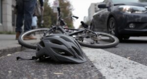 kierowca-ucieka-po-potraceniu-rowerzysty-z-dzieckiem-policja-zaprzecza-kolizji