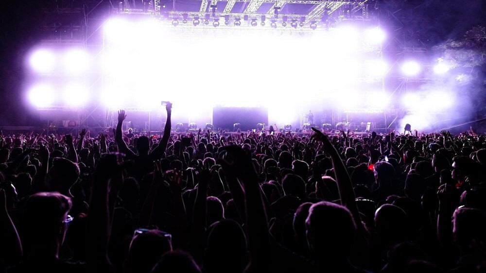 filip-zareba-z-buska-zdroju-zdobywa-scene-w-tr-warszawa