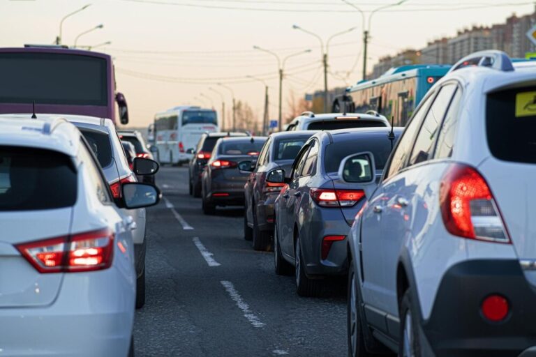 nocny-polmaraton-w-warszawie-utrudnienia-w-ruchu-i-emocje-na-trasie