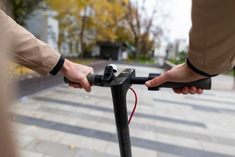 powazny-wypadek-w-woli-miedniewskiej-16-latek-na-motorowerze-zderzyl-sie-z-traktorem