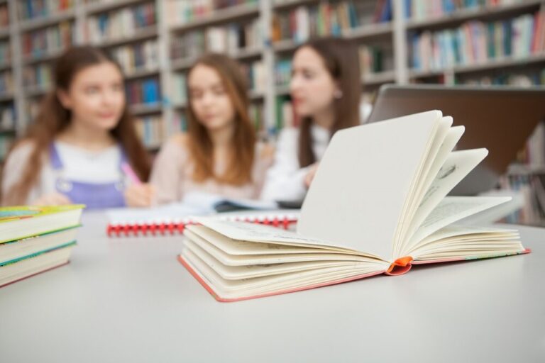 warszawa-inwestuje-10-miliardow-zlotych-w-edukacje-rekordowy-wzrost-uczniow-z-orzeczeniami-i-nowe-szkoly-w-obliczu-spadku-przedszkolakow