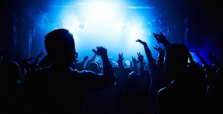 warszawskie-festiwale-sztuki-odkryj-magie-wgw-i-fringe