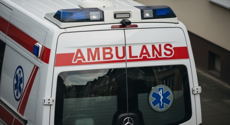 dzielnicowi-z-bielan-eskortowali-rodz--c---kobiet--auto-947