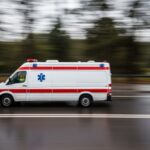 policjanci-na-stra--y-bezpiecze--stwa-podczas-obch-auto-1064