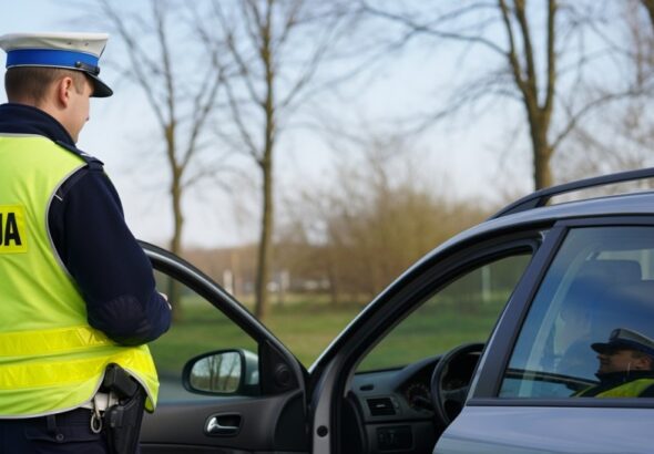 bezpiecze--stwo-w-trakcie---wi--tecznych-podr----y-auto-1439