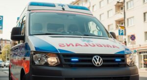 czujno-----ratuje---ycie--jak-pom--c-w-mro--ne-dni-auto-6130