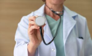 m--ody-bohater-z-warszawy-ratuje---ycie-starszej-p-auto-3847