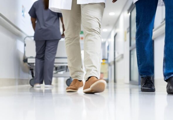 warszawa-zyskuje-217-defibrylator--w-----nowa-era--auto-3902