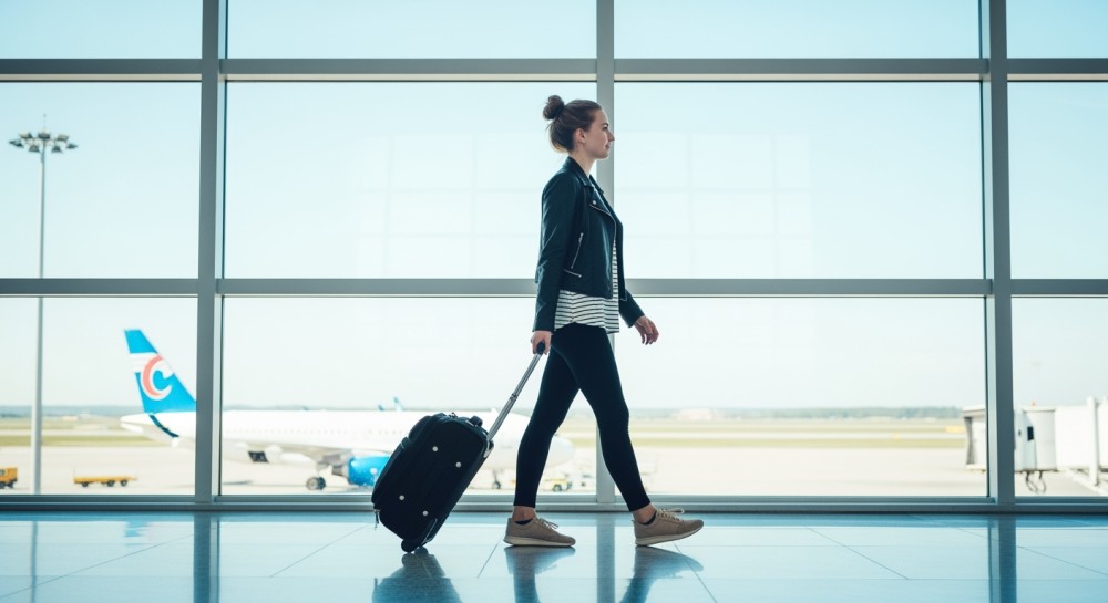 m----czyzna-z-zag--uszark---na-warszawskim-lotnisk-auto-3320