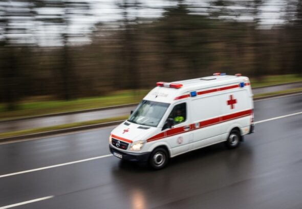 policjanci-wynie--li-nieprzytomnego-m----czyzn---z-auto-1030