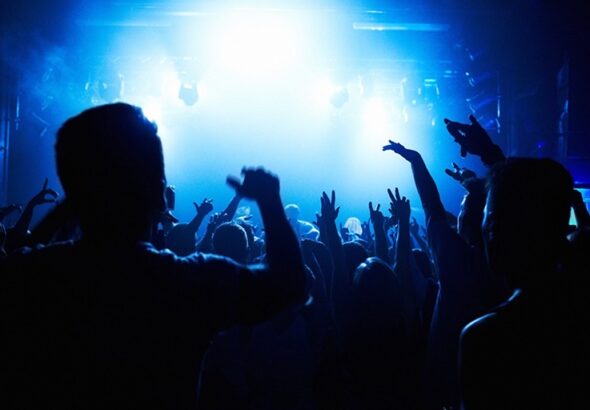 gor--czka-sobotniej-nocy--przenie---si---do-szalon-auto-1795