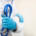 policjantka-rozmawia--a-z-m--odzie-----o-odpowiedz-auto-3822