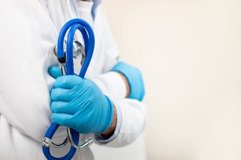 policjantka-rozmawia--a-z-m--odzie-----o-odpowiedz-auto-3822