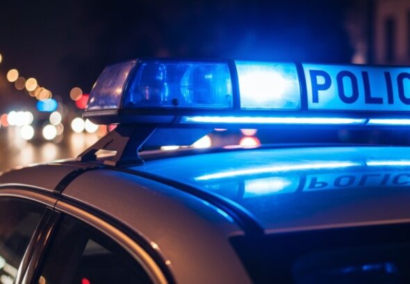 policja-zatrzymuje-dilera-narkotyk--w-na-pradze-p--auto-326