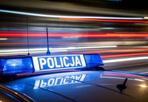 policjant-w-drodze-na-s--u--b---zatrzyma---nietrze-auto-1378