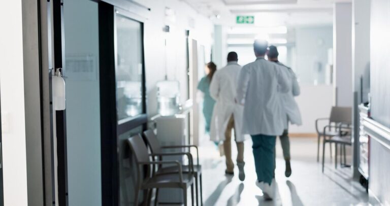 policjant-z-bielan-przypomnia---uczniom-zasady-odp-auto-3859