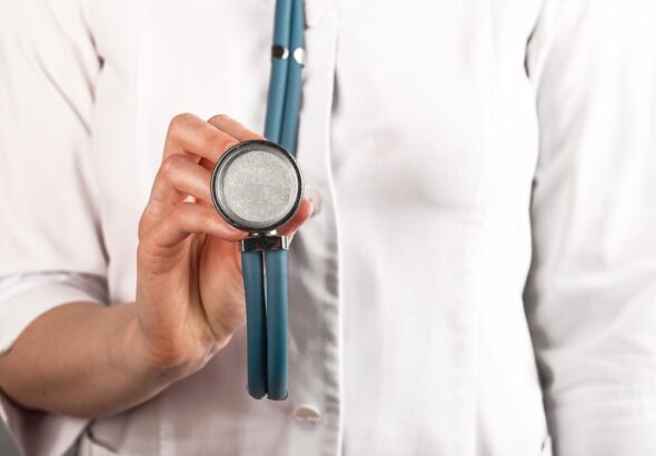 sprawna-pomoc-seniorowi-dzi--ki-opasce-auto-3853