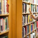 grzegorz-pi--tek-w-wawerskiej-bibliotece-----spotk-auto-6444