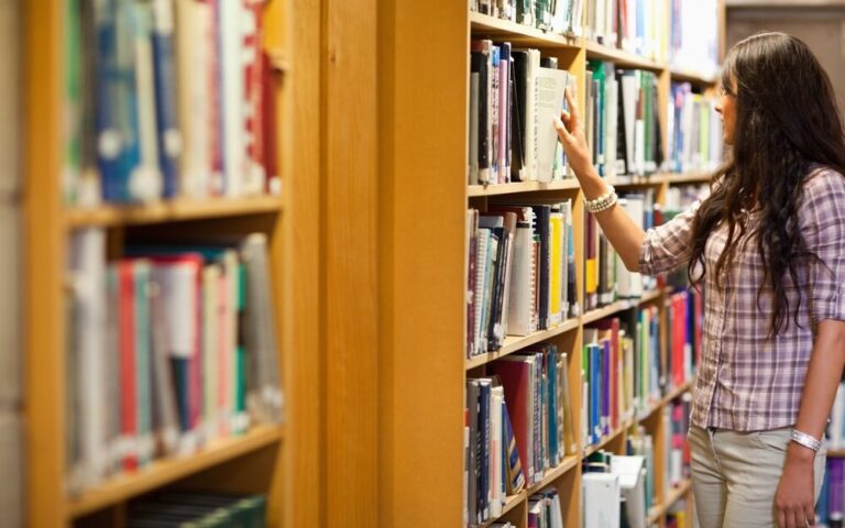 grzegorz-pi--tek-w-wawerskiej-bibliotece-----spotk-auto-6444