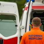 zagubiony-senior-na-starym-mie--cie-auto-856