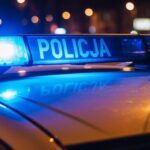 policja-wyja--nia-swoje-dzia--ania-na-placu-pi--su-auto-324