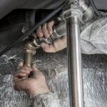Pogotowie hydrauliczne a ubezpieczenie mieszkania – kiedy można liczyć na zwrot kosztów naprawy?