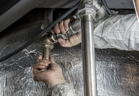 Pogotowie hydrauliczne a ubezpieczenie mieszkania – kiedy można liczyć na zwrot kosztów naprawy?