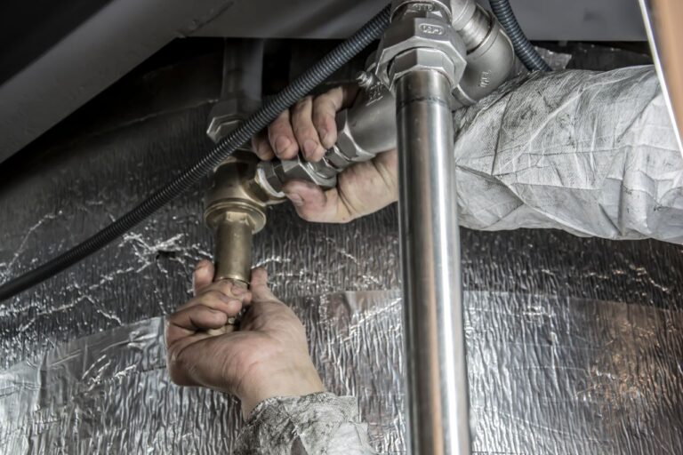 Pogotowie hydrauliczne a ubezpieczenie mieszkania – kiedy można liczyć na zwrot kosztów naprawy?