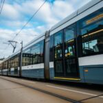 pomknie-po-szynach-niebieski-tramwaj--przez-warsza-auto-2837