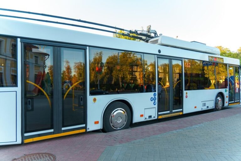 dni-transportu-publicznego-2024--historyczna-sobot-auto-1986